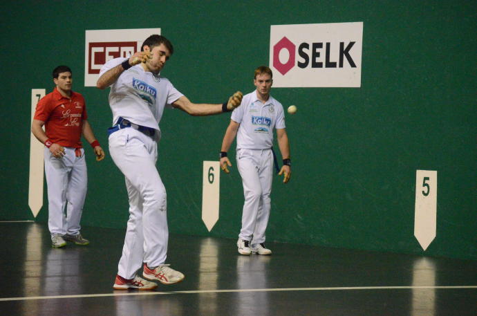 Oian Canabal golpea, ante Beroiz y Aldave, en la final del Cto. Navarro de mano parejas de hace dos semanas.