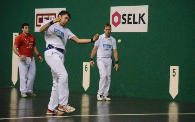 Oian Canabal golpea, ante Beroiz y Aldave, en la final del Cto. Navarro de mano parejas de hace dos semanas.