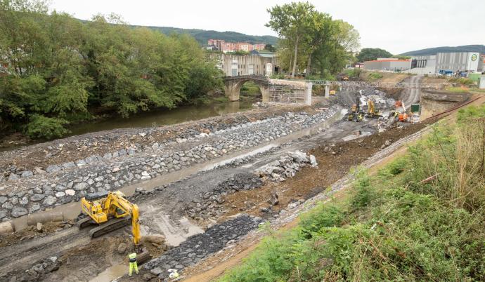 Arriba, el cauce natural del río que está separado por un dique, se ha construido en paralelo y supone duplicar la anchura del Ibaizabal en este tramo.