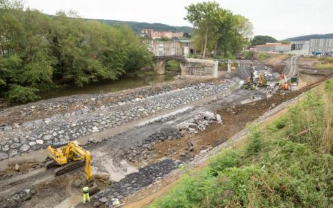 Arriba, el cauce natural del río que está separado por un dique, se ha construido en paralelo y supone duplicar la anchura del Ibaizabal en este tramo. Arriba, el cauce natural del río que está separado por un dique, se ha construido en paralelo y supone duplicar la anchura del Ibaizabal en este tramo.