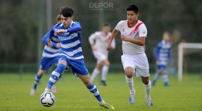 Cristian Canales conduce el balón