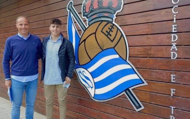 Cristian Canales, con el escudo de la Real de fondo