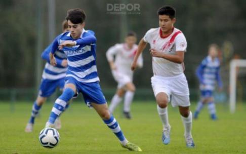 Cristian Canales conduce el balón