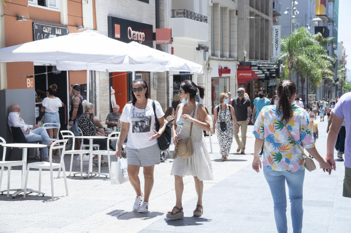 Dos mujeres sin mascarilla en el centro urbano de Tenerife.
