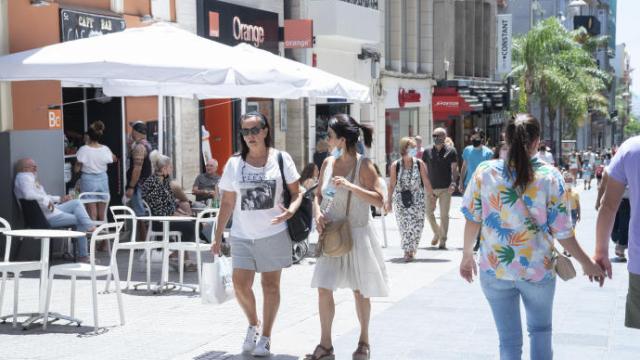 Dos mujeres sin mascarilla en el centro urbano de Tenerife.