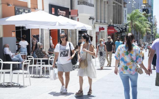 Dos mujeres sin mascarilla en el centro urbano de Tenerife. Dos mujeres sin mascarilla en el centro urbano de Tenerife.