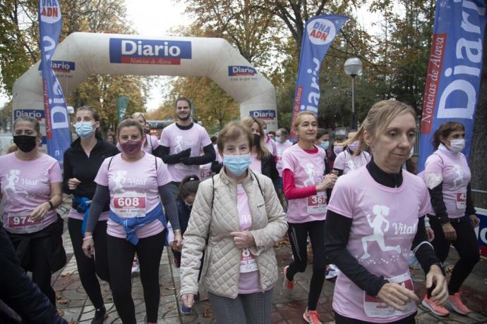 Carrera solidaria contra el cáncer de mama en Vitoria.