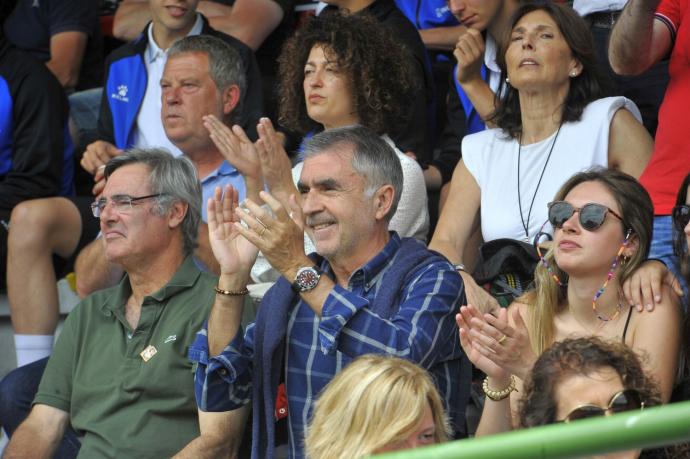Iñaki Arechabaleta, el precandidato que menos avales ha conseguido, aplaude en un momento de la final del torneo Piru Gainza.