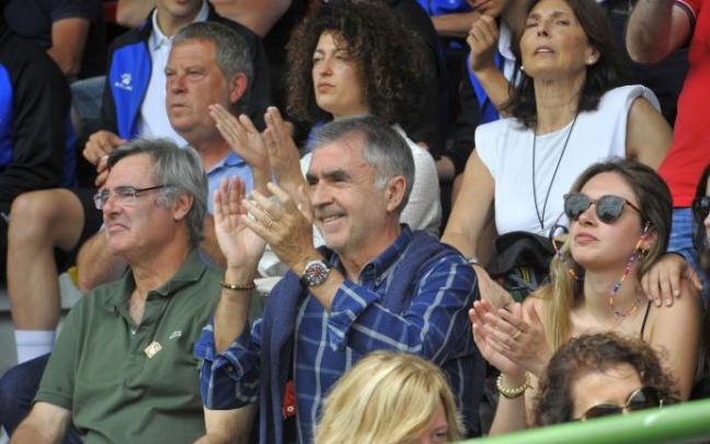 Iñaki Arechabaleta, el precandidato que menos avales ha conseguido, aplaude en un momento de la final del torneo Piru Gainza.