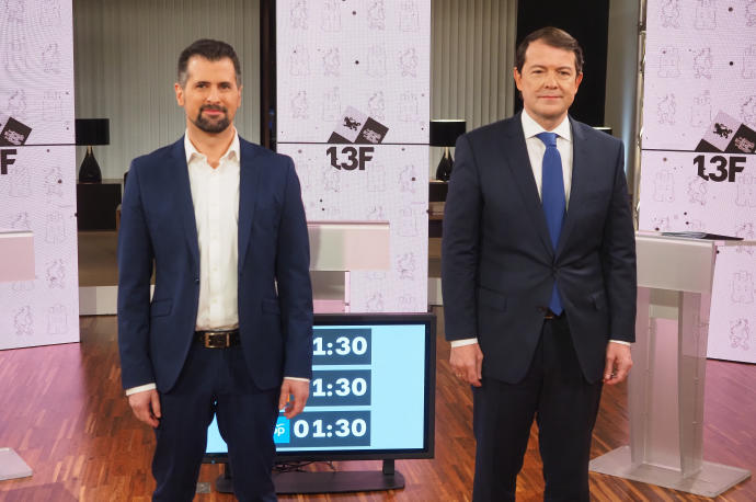 Luis Tudanca y Alfonso Fernández Mañueco posan en la sede de las Cortes de Castilla y León durante el debate electoral.