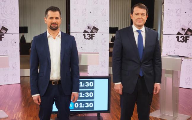 Luis Tudanca y Alfonso Fernández Mañueco posan en la sede de las Cortes de Castilla y León durante el debate electoral.