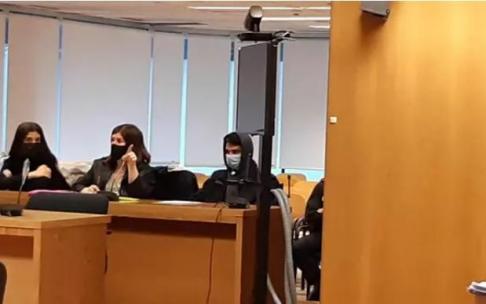 El 'caníbal de Ventas' (derecha), junto a su abogada.