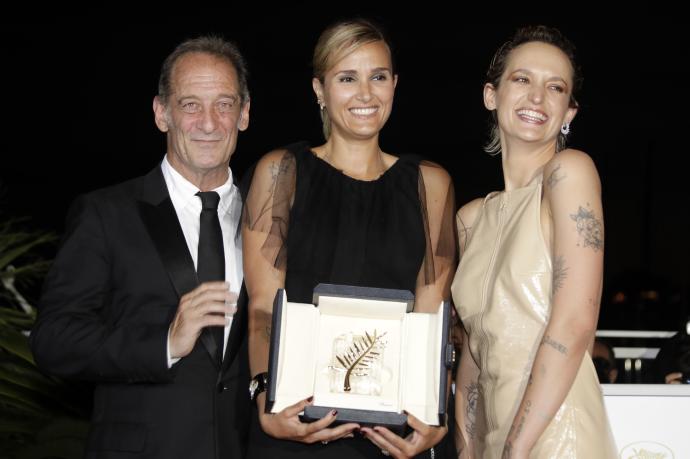 La directora Julia Ducournau, con la Palma de Oro, junto a Vincent Lindon y Agathe Rousselle.