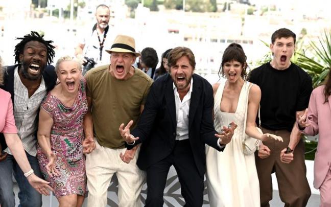 El equipo de 'Triangle of Sadness' posa para los fotógrafos en Cannes.