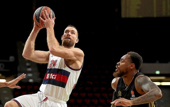 Costello, en la imagen atacando el aro alemán ante la mirada de Thomas, no descansó en ningún instante. Foto: Euroliga