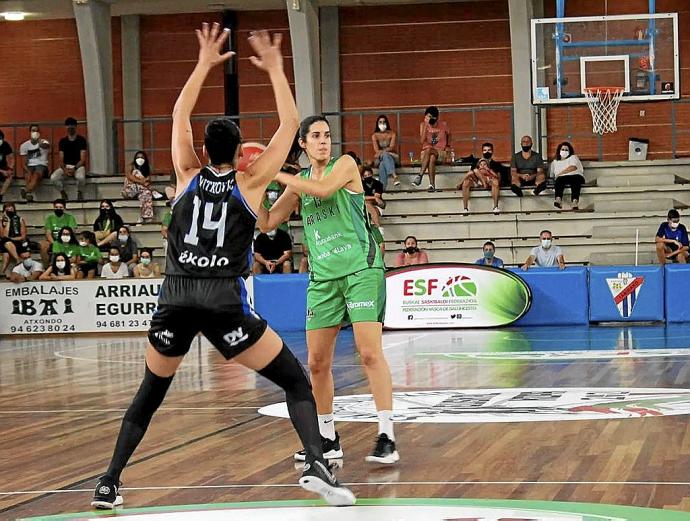 Laura Pardo intenta encontrar a una compañera liberada durante el amistoso de ayer. Foto: FVB