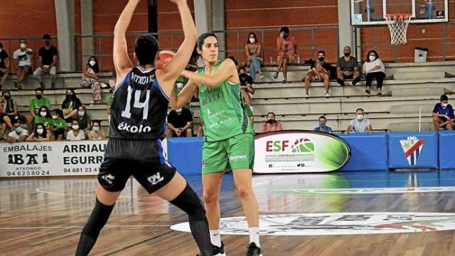 Laura Pardo intenta encontrar a una compañera liberada durante el amistoso de ayer. Foto: FVB