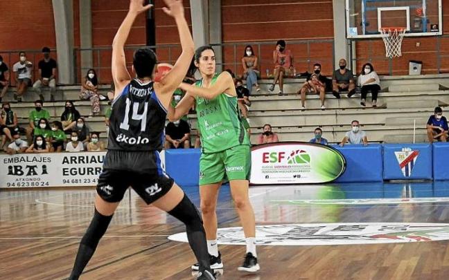 Laura Pardo intenta encontrar a una compañera liberada durante el amistoso de ayer. Foto: FVB Laura Pardo intenta encontrar a una compañera liberada durante el amistoso de ayer. Foto: FVB