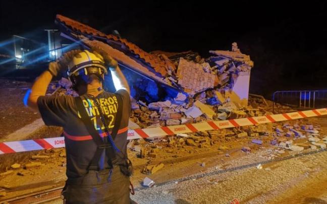 Diez jóvenes logran salir de un edificio en Cantabria antes de que se derrumbe Diez jóvenes logran salir de un edificio en Cantabria antes de que se derrumbe