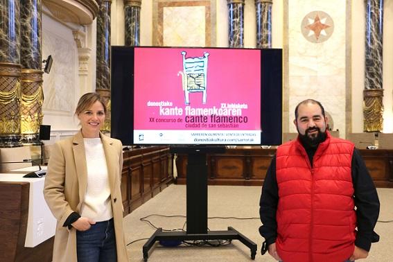 La concejala de Ane Oyarbide y el miembro de la ordanización Juan Carlos Jiménez en la presentación del certamen.