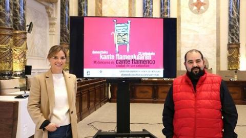 La concejala de Ane Oyarbide y el miembro de la ordanización Juan Carlos Jiménez en la presentación del certamen.