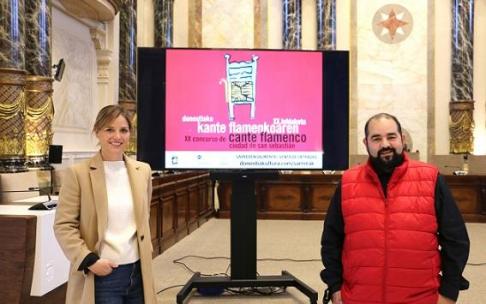 La concejala de Ane Oyarbide y el miembro de la ordanización Juan Carlos Jiménez en la presentación del certamen.