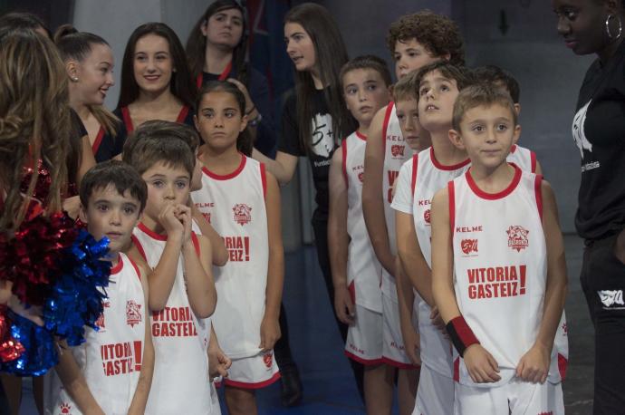 Jóvenes de la cantera se disponen a saltar a la cancha del Buesa durante una jornada anterior