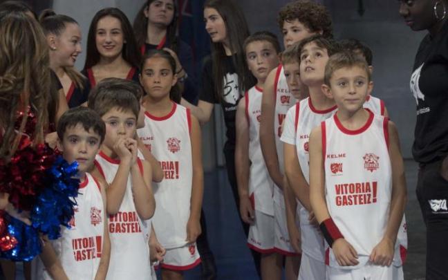 Jóvenes de la cantera se disponen a saltar a la cancha del Buesa durante una jornada anterior