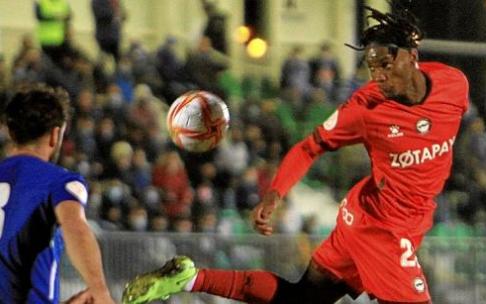 Álex Balboa cabecea un balón durante el encuentro copero entre el Unami y el Deportivo Alavés en La Albuera. Foto: Área 11