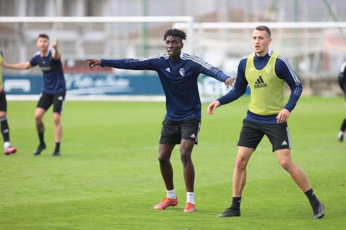 Adama Boiro y Xabi Irurita, durante la sesión en Tajonar.