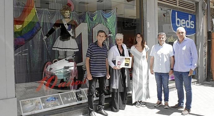 La responsable de Bed's, Pilar Díez, junto a responsables de Mugan y del Ayuntamiento.