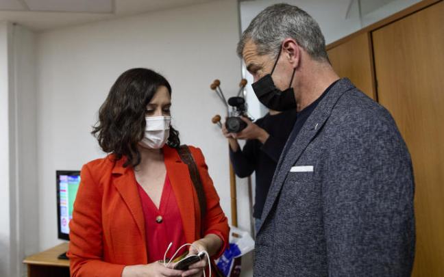 Toni Cantó conversa con Isabel Díaz Ayuso. Toni Cantó conversa con Isabel Díaz Ayuso.
