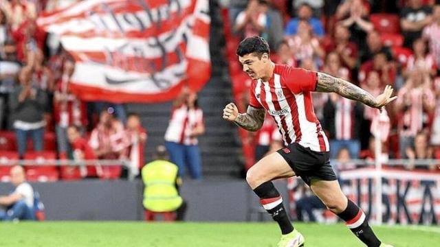Ander Capa salta al terreno de juego en el Athletic - Osasuna.