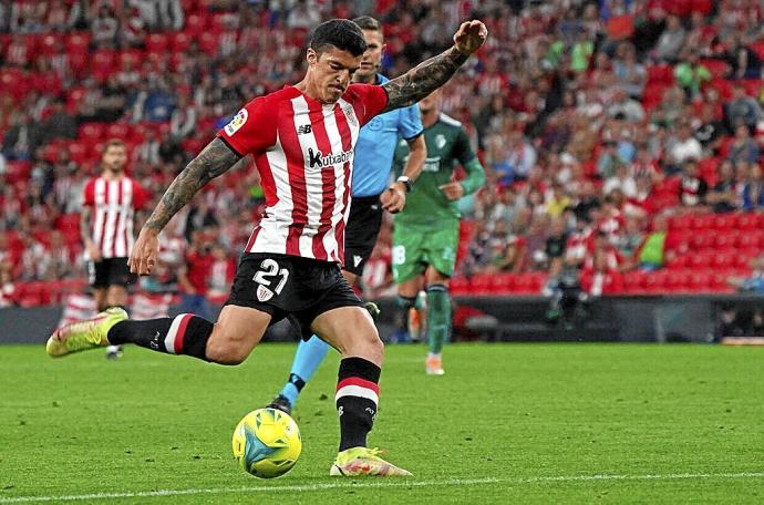 Ander Capa, que el domingo jugó con el Athletic sus primeros minutos del curso, ejecuta el disparo que se le fue fuera por poco de la meta osasunista. Foto: Pablo Viñas