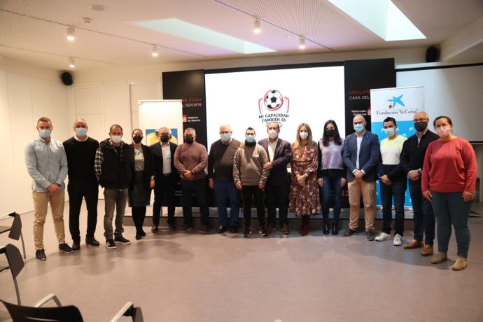 Representantes, directivos y autoridades que acudieron a la presentación en el Instituto Navarro del Deporte en el Navarra Arena.