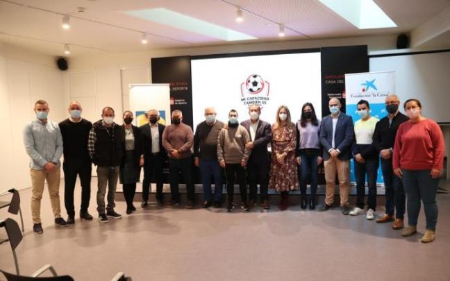 Representantes, directivos y autoridades que acudieron a la presentación en el Instituto Navarro del Deporte en el Navarra Arena.