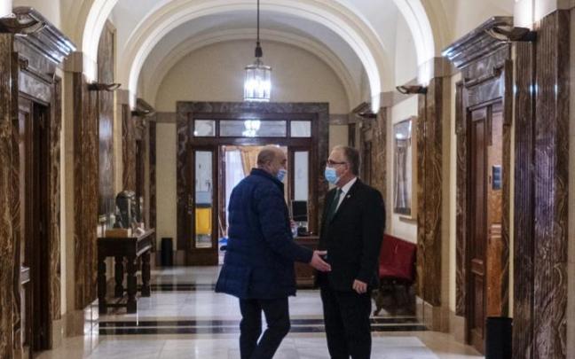 El alcalde Maya, a la derecha, poco antes del inicio del Pleno de este jueves.