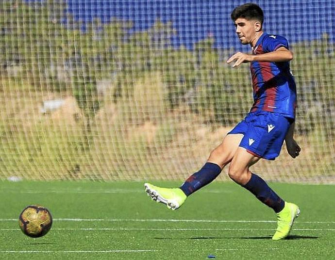 El central gasteiztarra Fernando Villar Nieto en su actual etapa con el Levante y en la anterior como jugador del Deportivo Alavés. Fotos: DNA