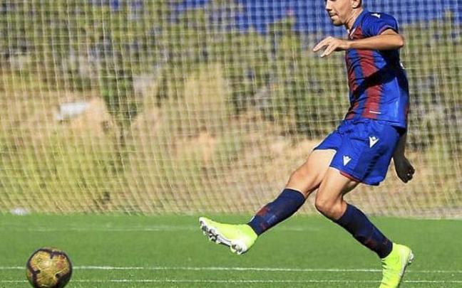 El central gasteiztarra Fernando Villar Nieto en su actual etapa con el Levante y en la anterior como jugador del Deportivo Alavés. Fotos: DNA