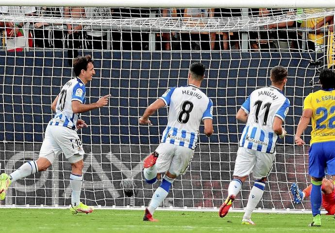 Oyarzabal, autor de los dos goles ayer, celebra el gol junto a Mikel Merino y Januzaj. Foto: Efe