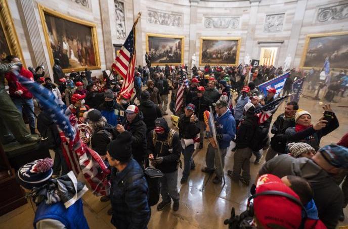 Seguidores de Trump en el interior del Capitolio durante el asalto