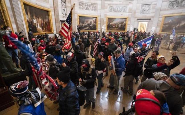 Seguidores de Trump en el interior del Capitolio durante el asalto Seguidores de Trump en el interior del Capitolio durante el asalto
