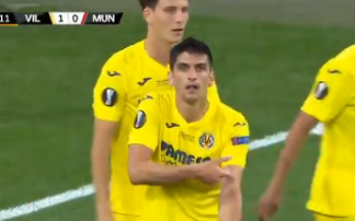 Gerard Moreno en la celebración del gol dedicada a 'La Resistencia' Gerard Moreno en la celebración del gol dedicada a 'La Resistencia'
