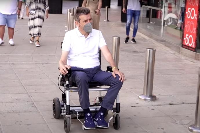 Juan Carlos Unzué disfrutando de un paseo por Sevilla en su silla de ruedas.