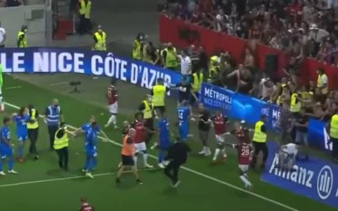 Los aficionados se disponen a invadir el campo.