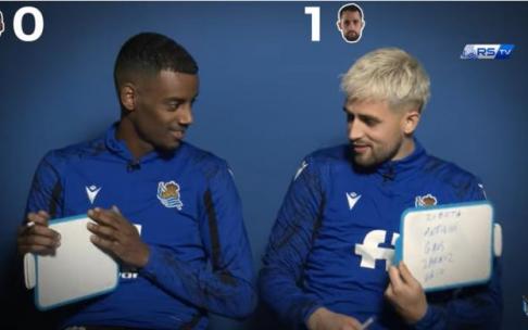 Captura de pantalla del cara a cara entre Januzaj e Isak. Captura de pantalla del cara a cara entre Januzaj e Isak.