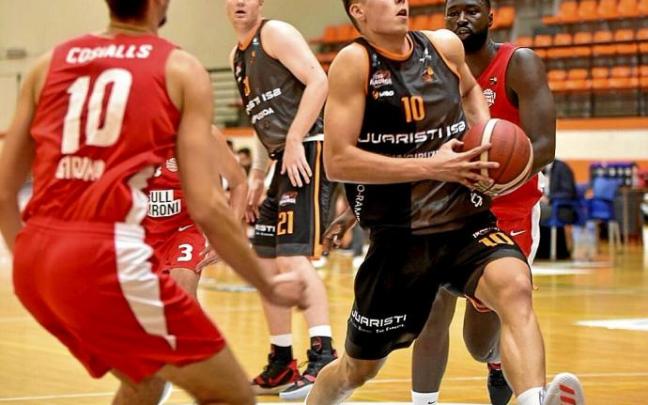 Manex Ansorregi se dispone a lanzar a canasta. Foto: Arnaitz Rubio