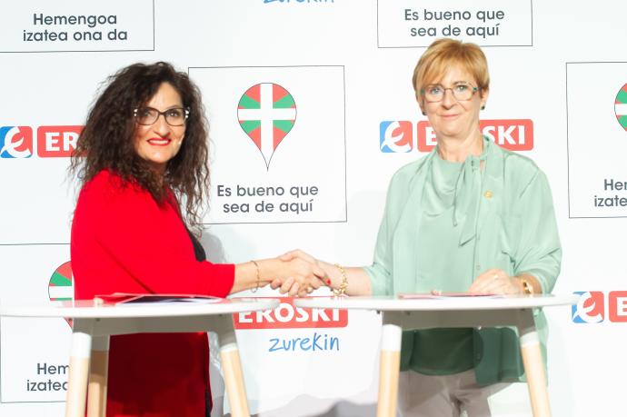 La CEO de EROSKI, Rosa Carabel (izq), junto a la consejera de Desarrollo Económico, Sostenibilidad y Medio Ambiente, Arantxa Tapia.