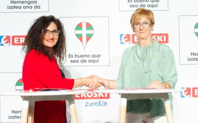 La CEO de EROSKI, Rosa Carabel (izq), junto a la consejera de Desarrollo Económico, Sostenibilidad y Medio Ambiente, Arantxa Tapia. La CEO de EROSKI, Rosa Carabel (izq), junto a la consejera de Desarrollo Económico, Sostenibilidad y Medio Ambiente, Arantxa Tapia.