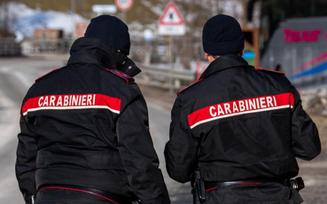Imagen de dos carabineros. Imagen de dos carabineros.